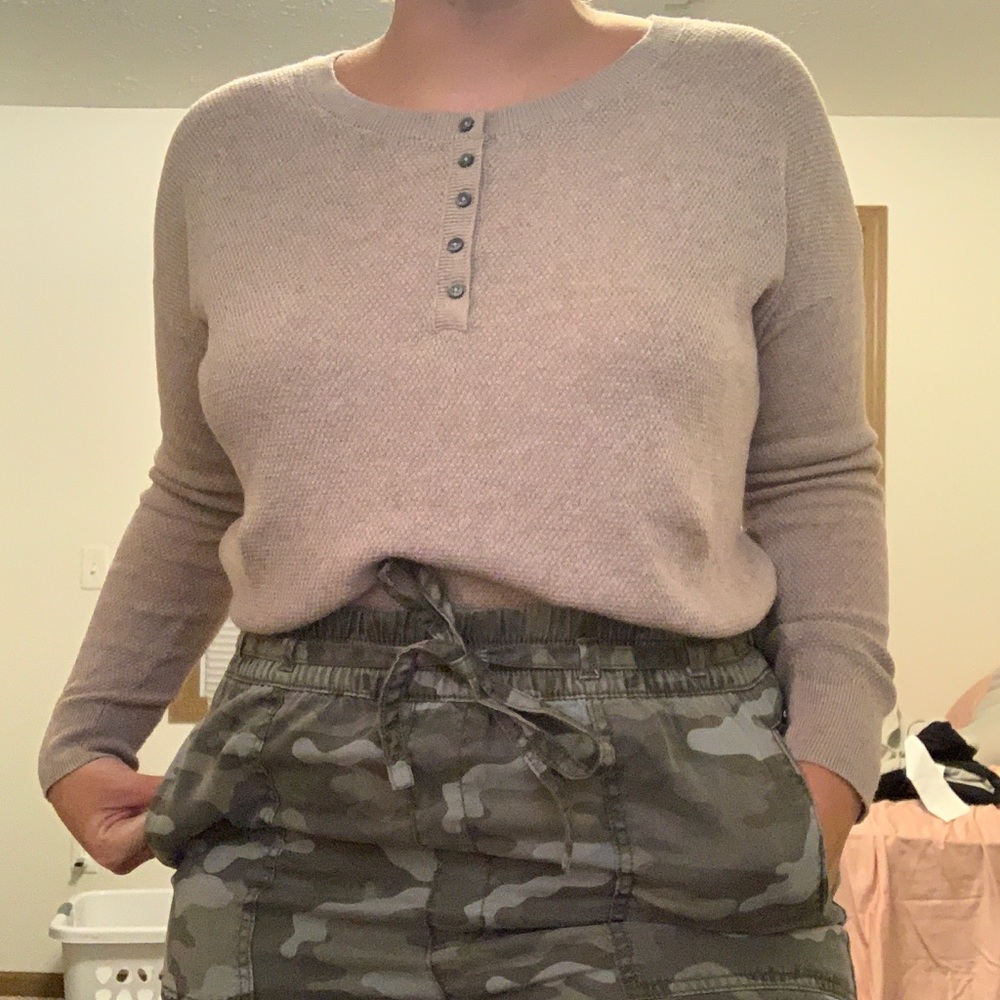 American Eagle Sweater (tan size medium)